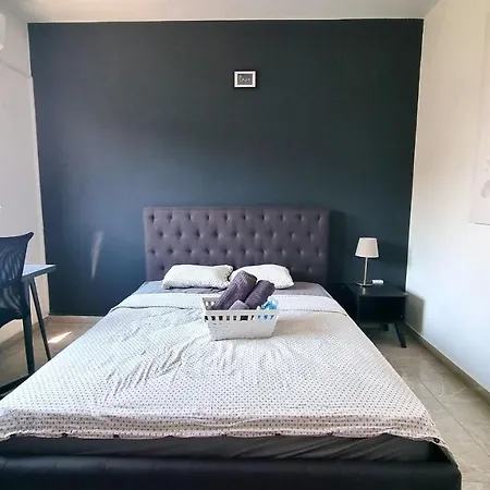 2 Apts - 12 Guests! Comfy And Unique Apt With 150mbit Internet Speed Apartment Larnaca